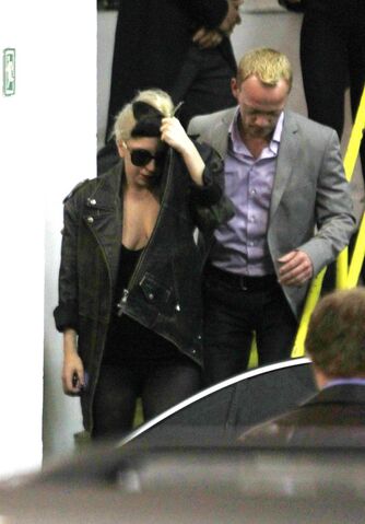 File:5-16-11 Leaving London Hotel.jpg
