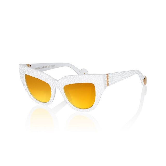 File:AKK - Lush Lily sunglasses.jpg