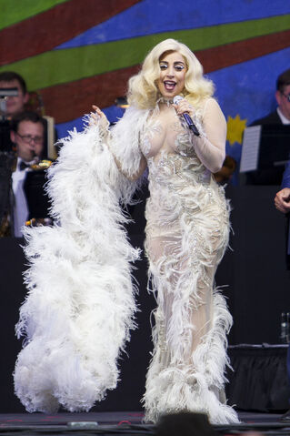 File:4-26-15 Cheek to Cheek Tour 002.jpg