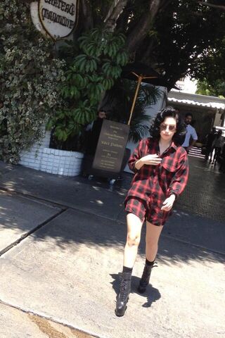 File:8-18-13 Leaving Chateau Marmont Hotel 001.jpg