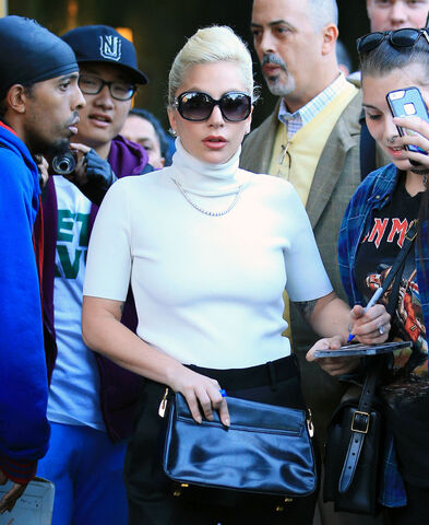File:11-4-15 Leaving her apartment in NYC 002.jpg