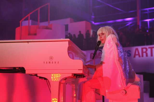 File:11-10-13 ArtRAVE Performance 010.jpg