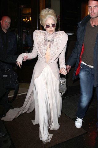 File:Leaving Resteraunt in Paris.png