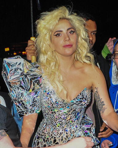 File:5-2-16 Arriving at her apartment in NYC 001.jpg