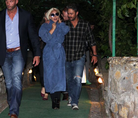 File:6-3-15 Leaving Žabar Restaurant in Belgrade 002.jpg
