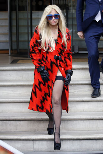 File:11-25-2015 Leaving her hotel in London, UK 001.jpg