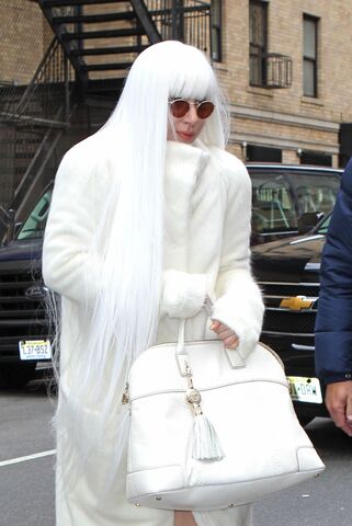 File:3-25-14 Leaving the Tracie Martyn Spa in NYC 002.jpg