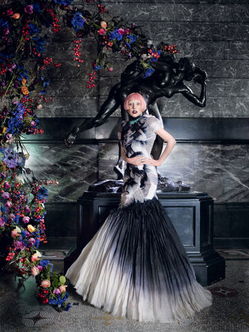 File:11-22-10 Mario Testino 007.jpg