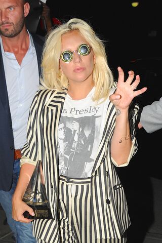 File:6-18-15 Returning to her apartment in NYC 002.jpg