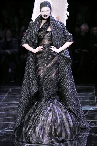 File:Alexander-mcqueen-fall09-43-de-12419593.jpg