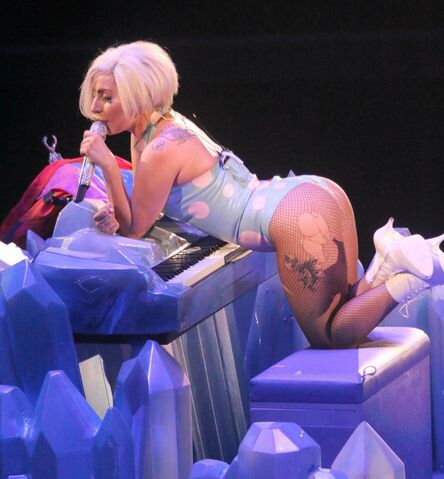 File:5-4-14 Born This Way - artRAVE The ARTPOP Ball Tour 001.jpg