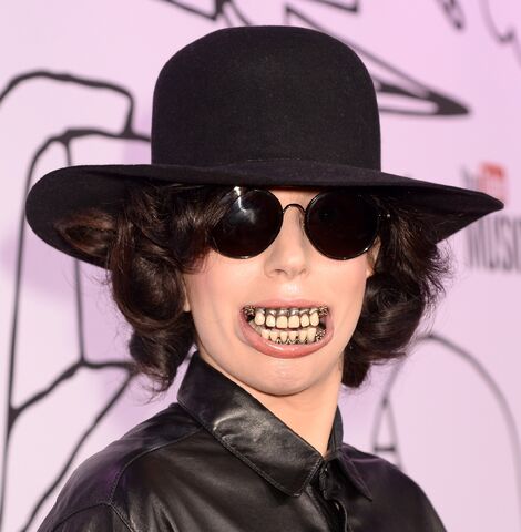 File:11-3-13 At YouTube Music Awards - Red carpet 002.jpg