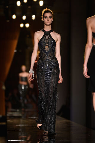 File:Atelier Versace - Haute Couture Fall 2013 Collection 004.jpg