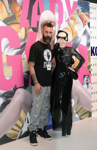 File:11-10-13 ArtRAVE White Carpet 005.jpg