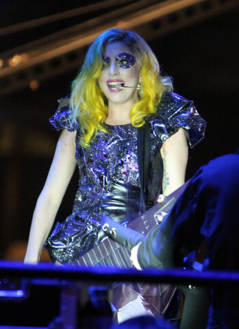 File:MBTFashion3.jpg