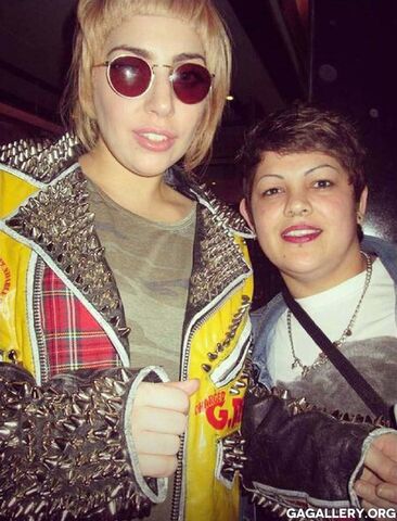 File:5-15-14 Arriving at her apartment in NYC 002.jpg