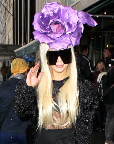 File:3-29-14 Leaving her apartment in NYC 002.jpg