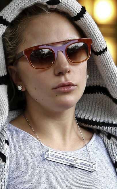 File:11-6-15 Leaving her apartment in NYC 003.jpg