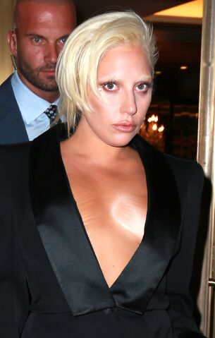 File:6-24-15 Leaving Plaza Hotel in NYC 002.jpg