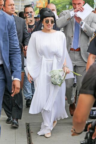 File:6-20-14 Returning at her apartment in NYC 001.jpg