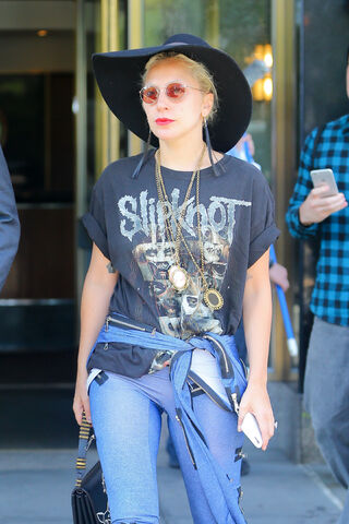 File:9-14-15 Leaving her apartment in NYC 002.jpg
