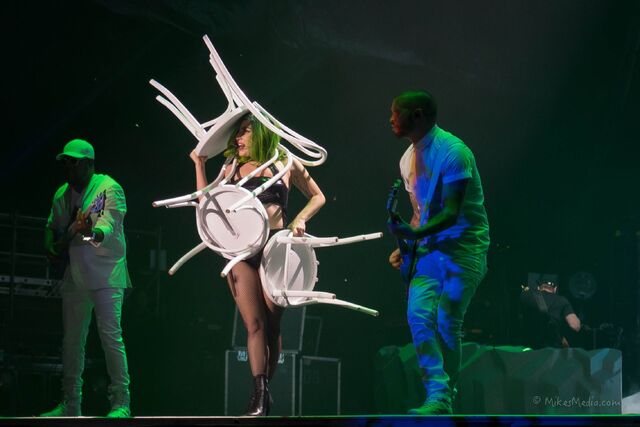File:7-5-14 Mary Jane Holland artRAVE The ARTPOP Ball 001.jpg