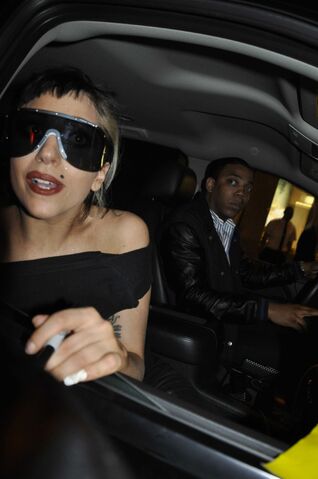 File:5-19-11 Leaving SNL Studios.jpg