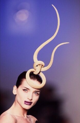 File:Philip Treacy - Headpiece.jpg