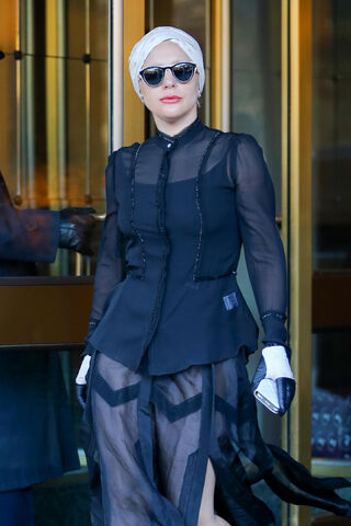 File:11-21-15 Leaving her apartment in NYC 002.jpg