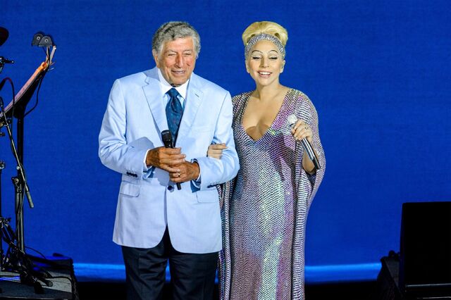 File:CheektoCheekTour Concert Outfits (2).jpg