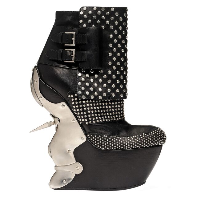 File:Daphne Lot-23 McQueen.jpg