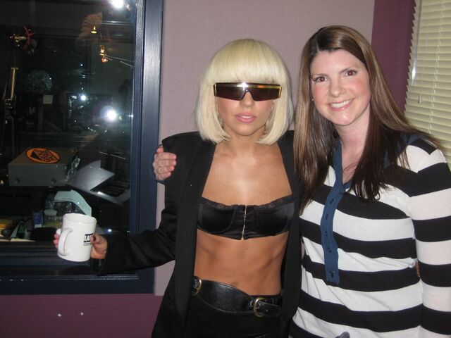 File:3-18-09 Backstage at The Beat 94.5's Holly Conway in Vancouver 001.jpg