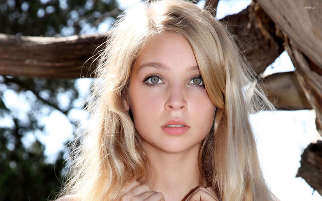 File:Beautiful-blonde-girl-with-green-eyes-portrait-48010-1920x1200.jpg
