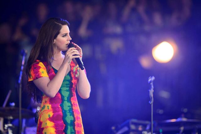 File:Lana-del-rey-performs-live-at-glastonbury-festival-15.jpg