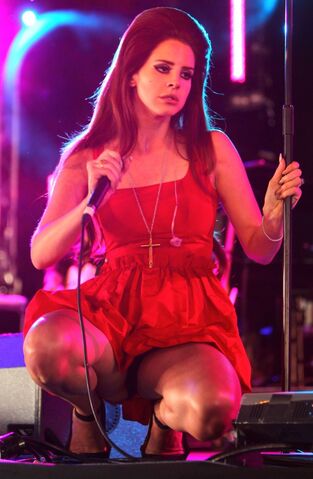 File:Lana-del-rey-hackney-weekend-day-2-22.jpg