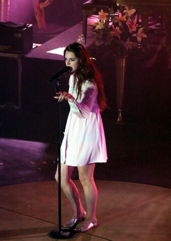 File:Lana-del-rey-performs-at-shrine-auditorium-and-expo-hall-in-los-angeles 9.jpg