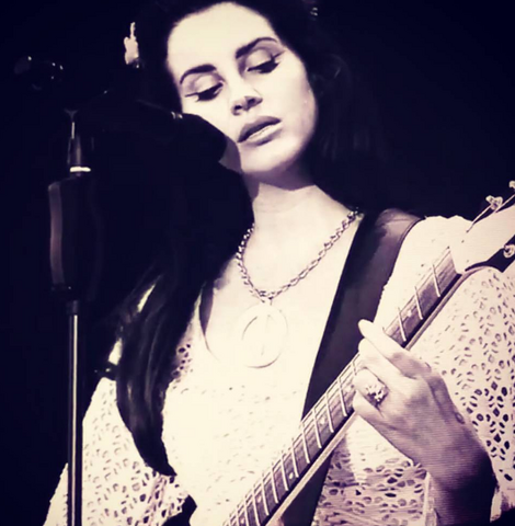 File:Lanadelreyplayingguitaryayo.png