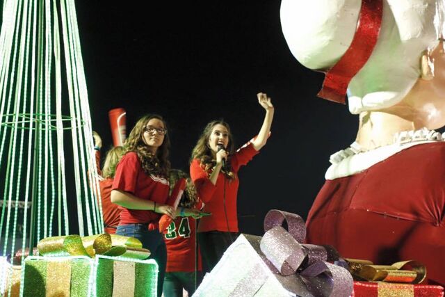 File:Laura waving at the audience.jpg
