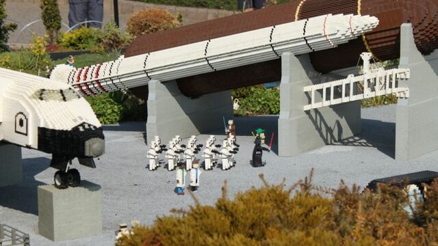 File:Starwarswindsor.jpg