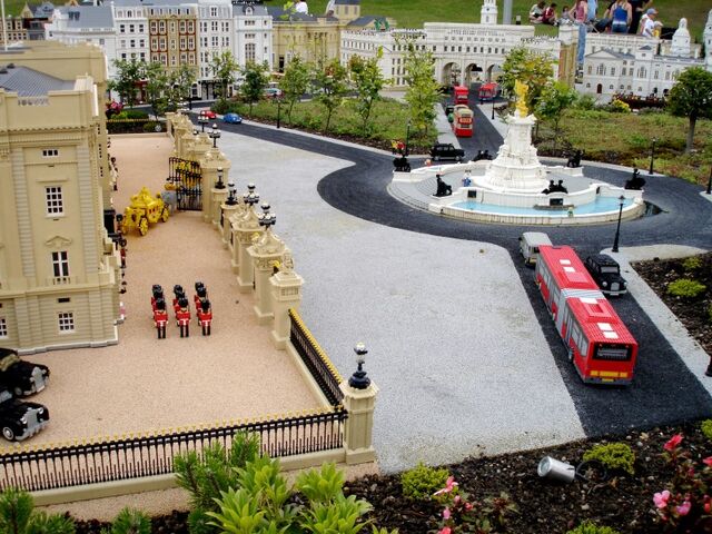 File:Lego Buckingham Palace 2.jpg