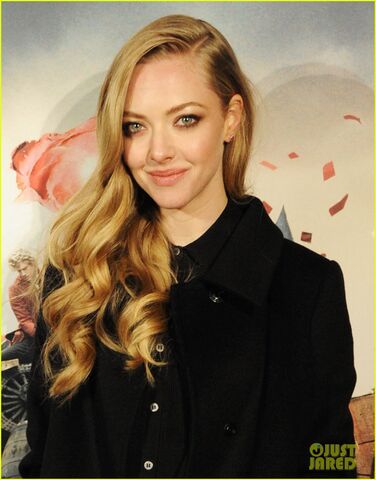 File:Anne-hathaway-amanda-seyfried-les-miserables-premiere-after-party-02.jpg