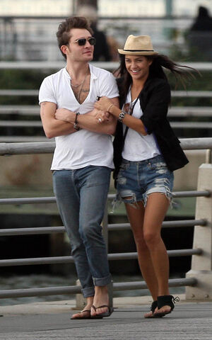 File:Jessica-szohr-ed-westwick-levis-nyc.jpeg