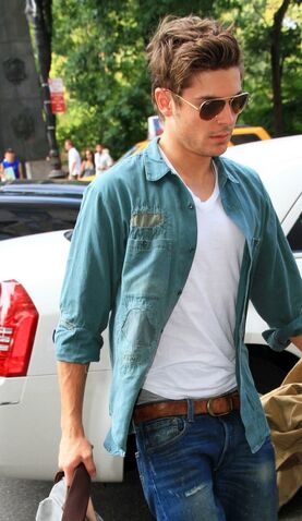 File:Zac-Efron-in-Levis-Jeans-2-593x1024.jpg