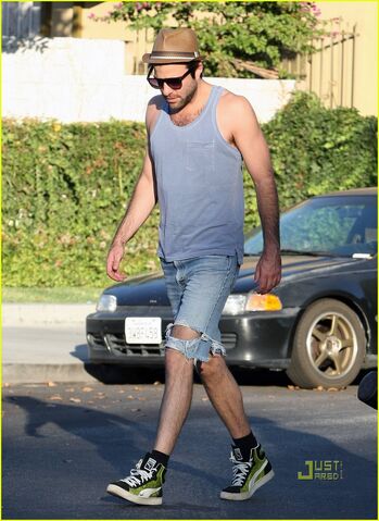 File:Zachary-quinto-ripped-jeans-01.jpg