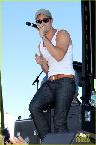 File:Kris-allen-petapalooza-performer-02.jpg