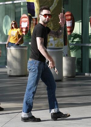Adam-Levine-arriving-lakers-game-in-Levis-Jeans-11