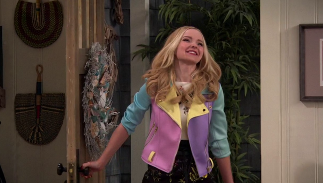 File:Liv Enters Dena's House.png