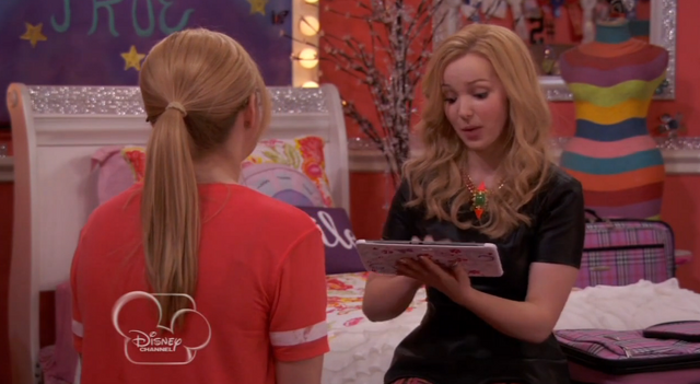 File:LivShowingMaddie.png
