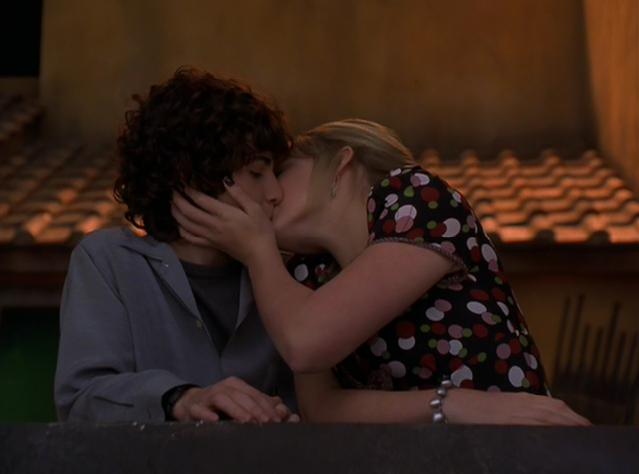 File:Lizzie Gordo kiss.jpg