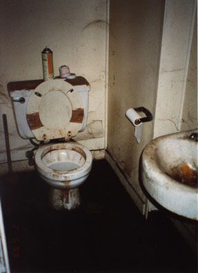 File:Dirty~restroom.jpg